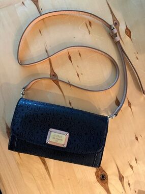 GUESS CLUTCH EUC BLACK SEVERAL COMPARTMENTS